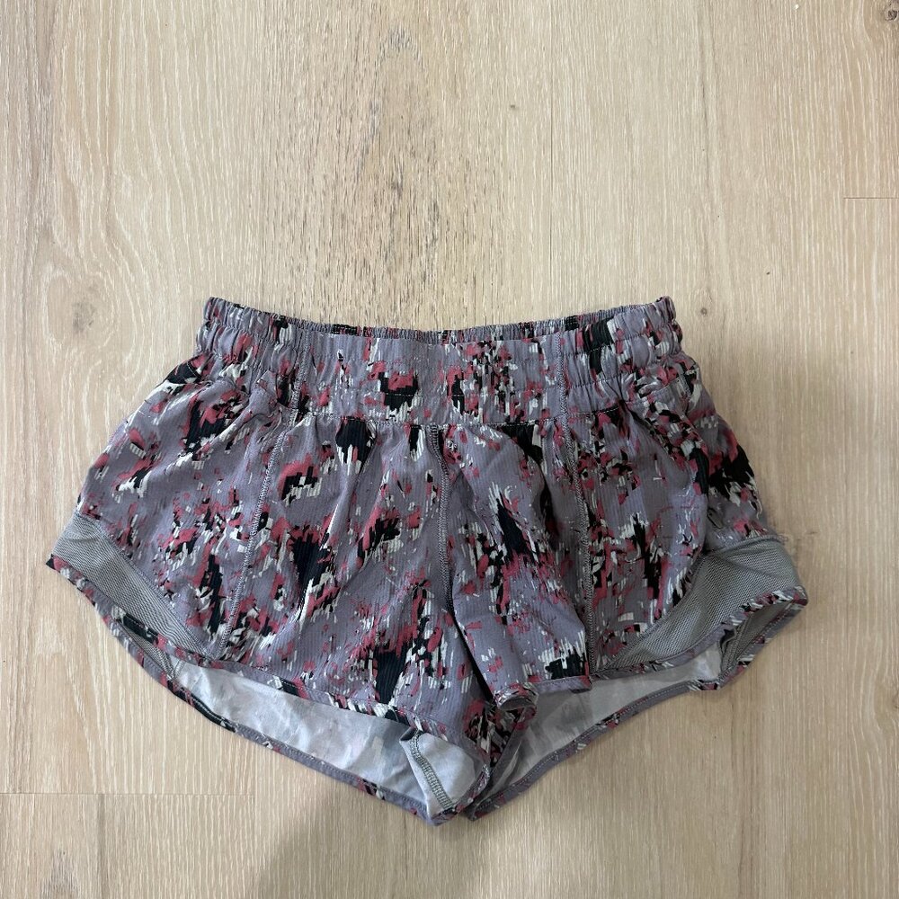 DISCONTINUED Lululemon Hotty Hot 2.5 inch LINED shorts (REGULAR LENGTH)